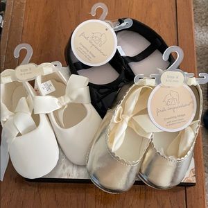 Baby girls soft sole shoes